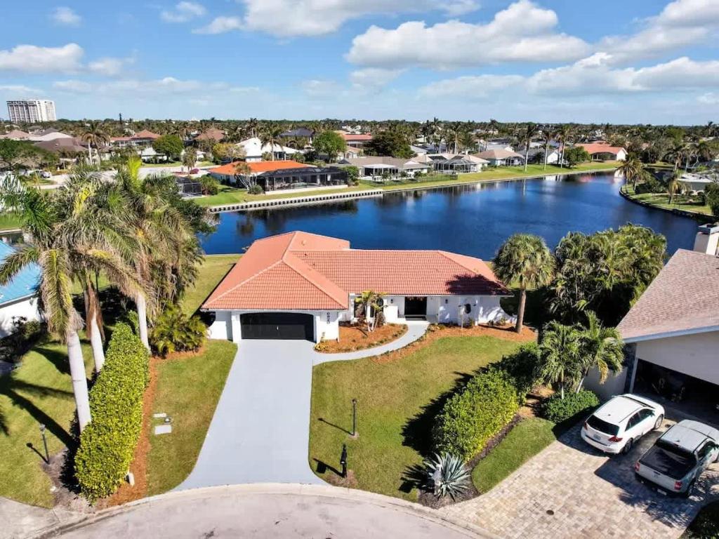 フォートマイヤーズにあるRelax at Lake Breeze 4BR Fort Myers Getawayの湖のある家の空中写真