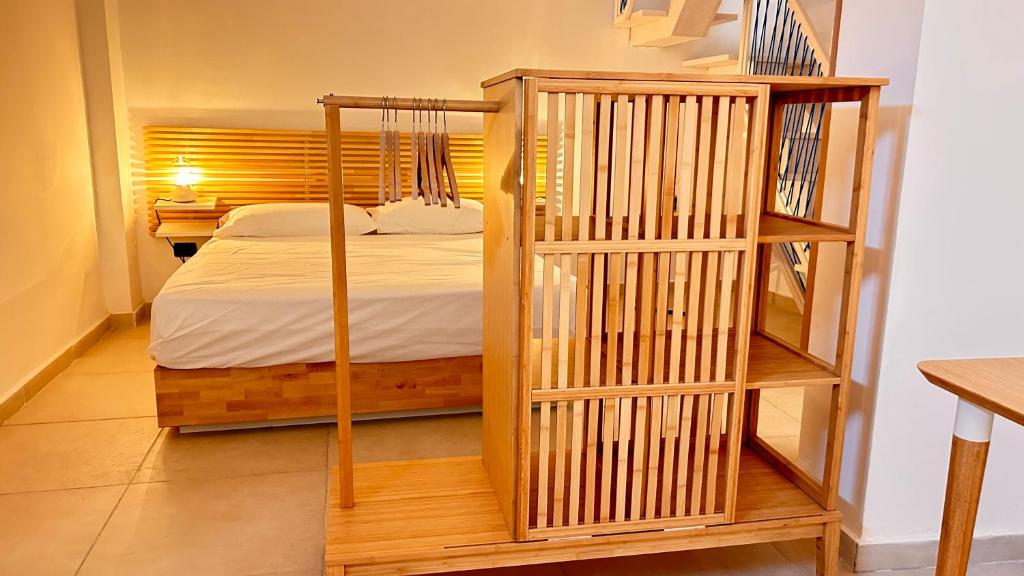 1 dormitorio con litera y estante para libros en Casa Morgana camera Irene, en Scilla