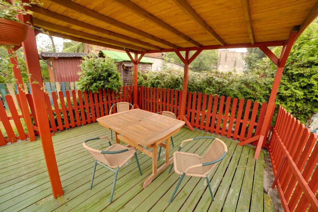 un tavolo e sedie in legno su una terrazza di legno di Apartament Bryza a Danzica