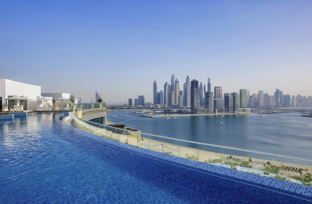 un grande bacino d'acqua con una città sullo sfondo di Highend Luxury 7 Palm Residence in Palm Jumeriah a Dubai