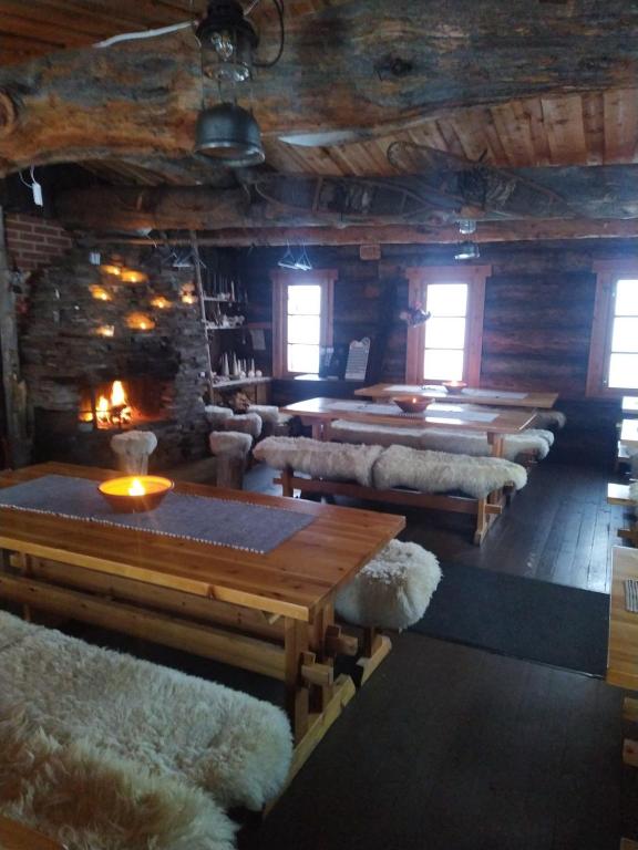 una camera con un gruppo di tavoli e sedie di Peurakaltio Arctic Retreat a Muonio