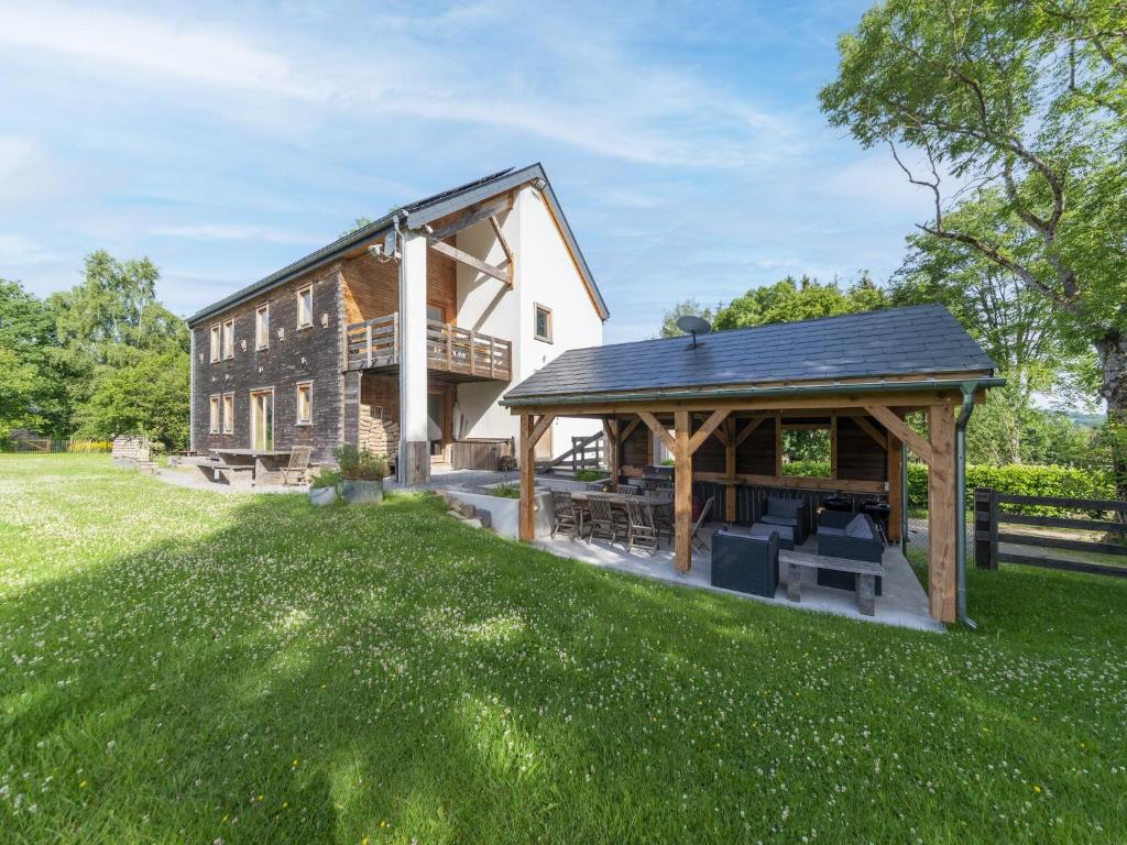 una grande casa con gazebo in cortile di Villa in Freyneux with Garden a Freineux