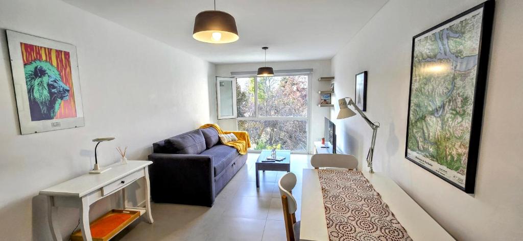 una sala de estar con un sofá y una mesa en Departamento céntrico Pioneros y Campichuelo, en San Carlos de Bariloche