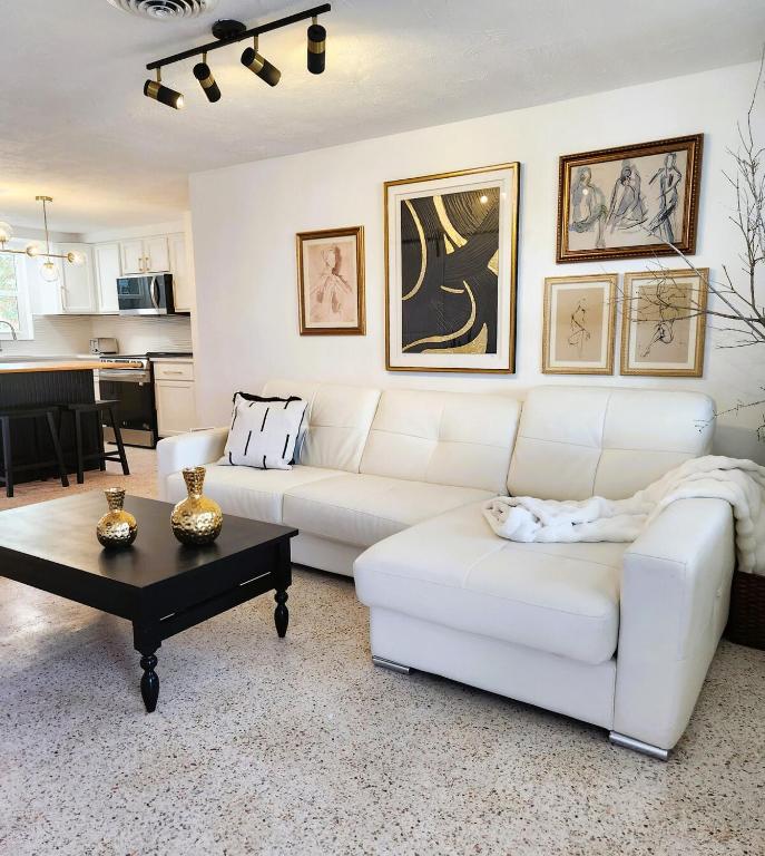 Istumisnurk majutusasutuses Midcentury Modern Beach Home - 8 min to the beach