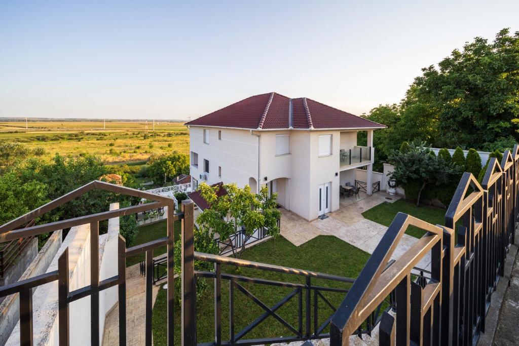 d'un balcon offrant une vue sur une maison. dans l'établissement Anja D Apartments, à Belgrade