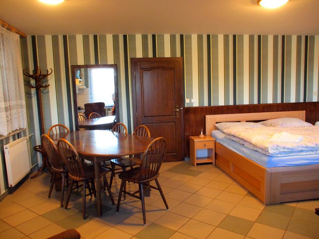 Postel nebo postele na pokoji v ubytování Apartmány pod Kozákovem