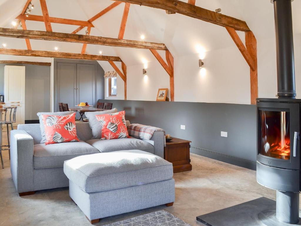 un soggiorno con divano e stufa a legna. di Chiddock Cottage - Ukc2540 a Fordingbridge