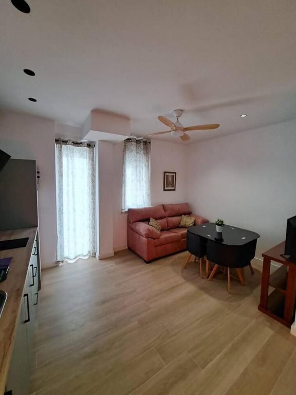 ein Wohnzimmer mit Sofa und Tisch in der Unterkunft Piso Jaén Parque in Jaén