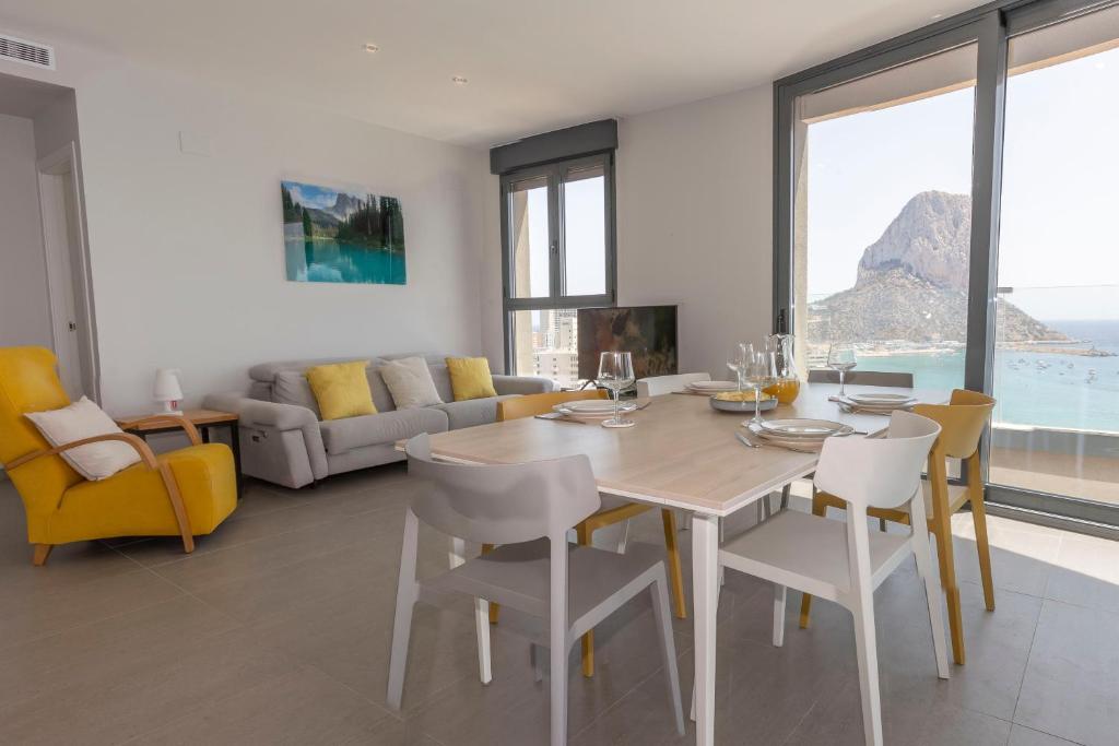 a dining room with a table and chairs and a couch at Apartamento Infinium 4 - Costa CarpeDiem in Calpe