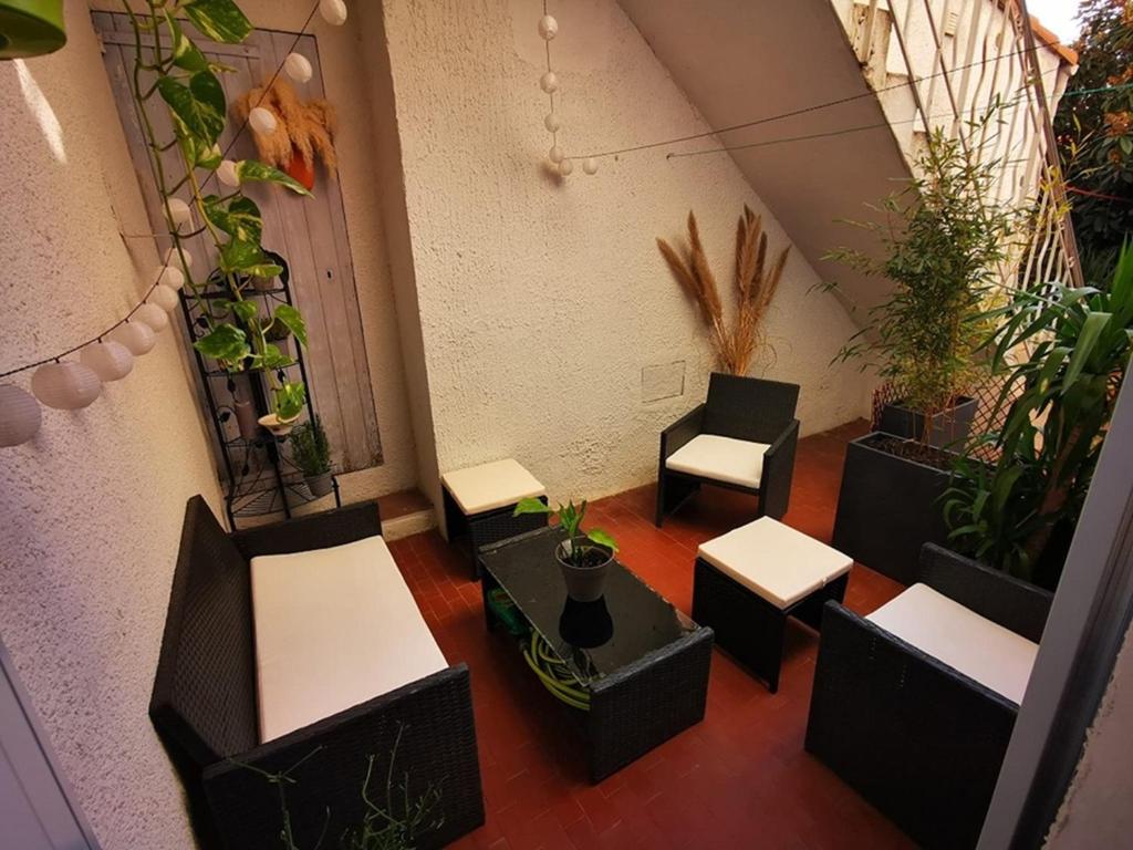 an overhead view of a room with chairs and plants at Chambres à St Loup-Marseille in Marseille