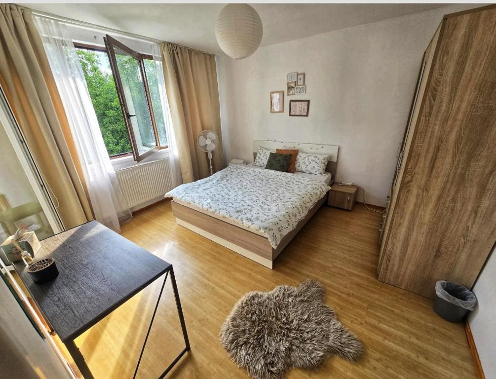 Ένα ή περισσότερα κρεβάτια σε δωμάτιο στο Apt primitor lângă clinici universități Parcare