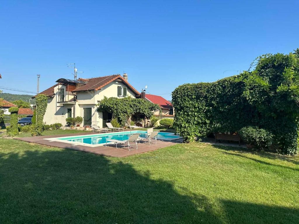 una casa con piscina en un patio en Villa Flower Garden, en Banja Luka