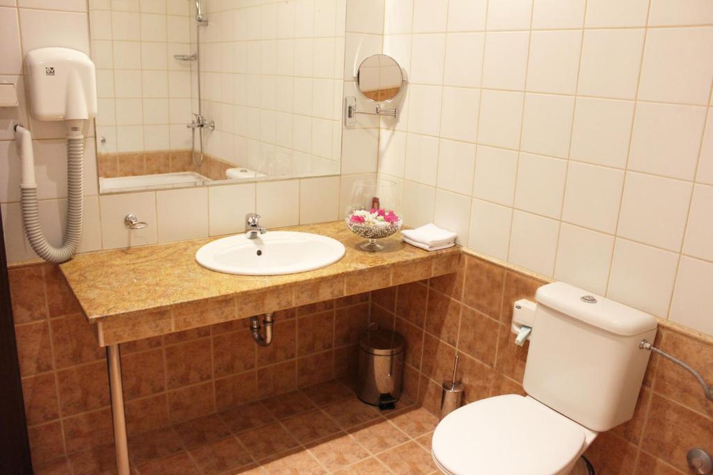Koupelna v ubytování Kendros Hotel