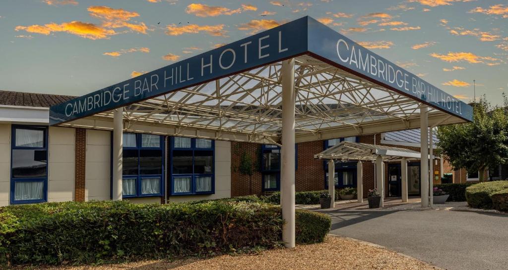 Un edificio con un cartel de hotel. en Cambridge Bar Hill Hotel, BW Signature Collection, en Cambridge