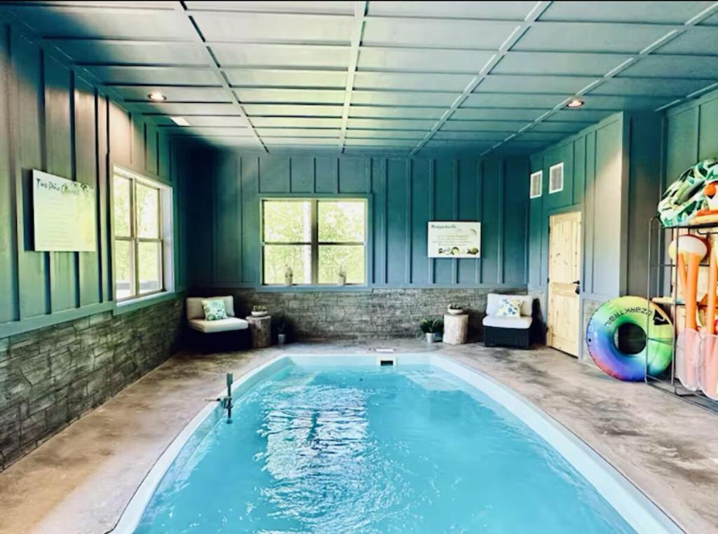 Swimmingpoolen hos eller tæt på Amazing Heated Pool Cabin with View!