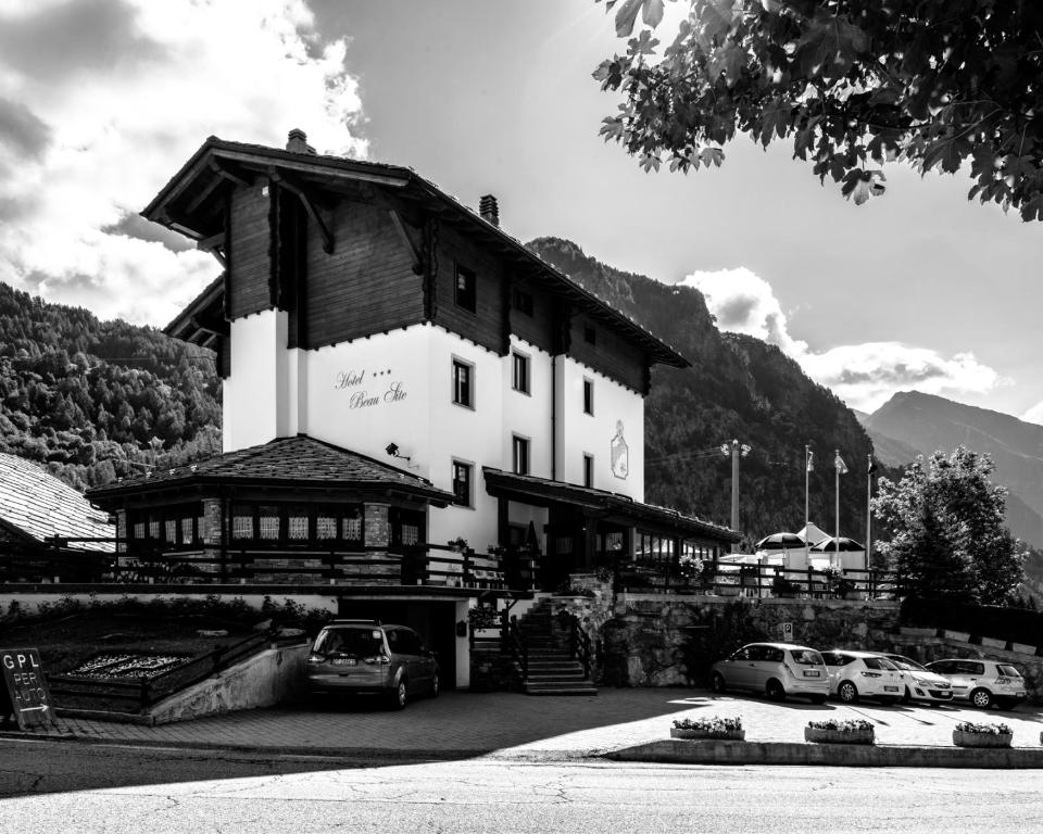 Nespecifikovaný výhled na hory nebo výhled na hory při pohledu z hotelu