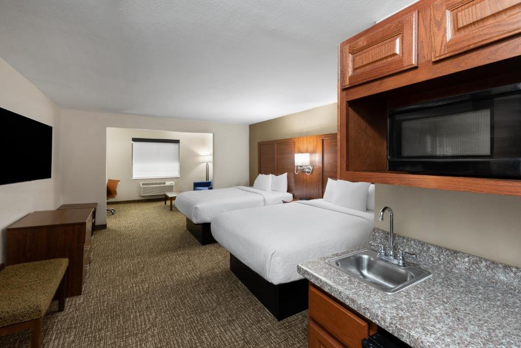 Wingate by Wyndham College Station South photo