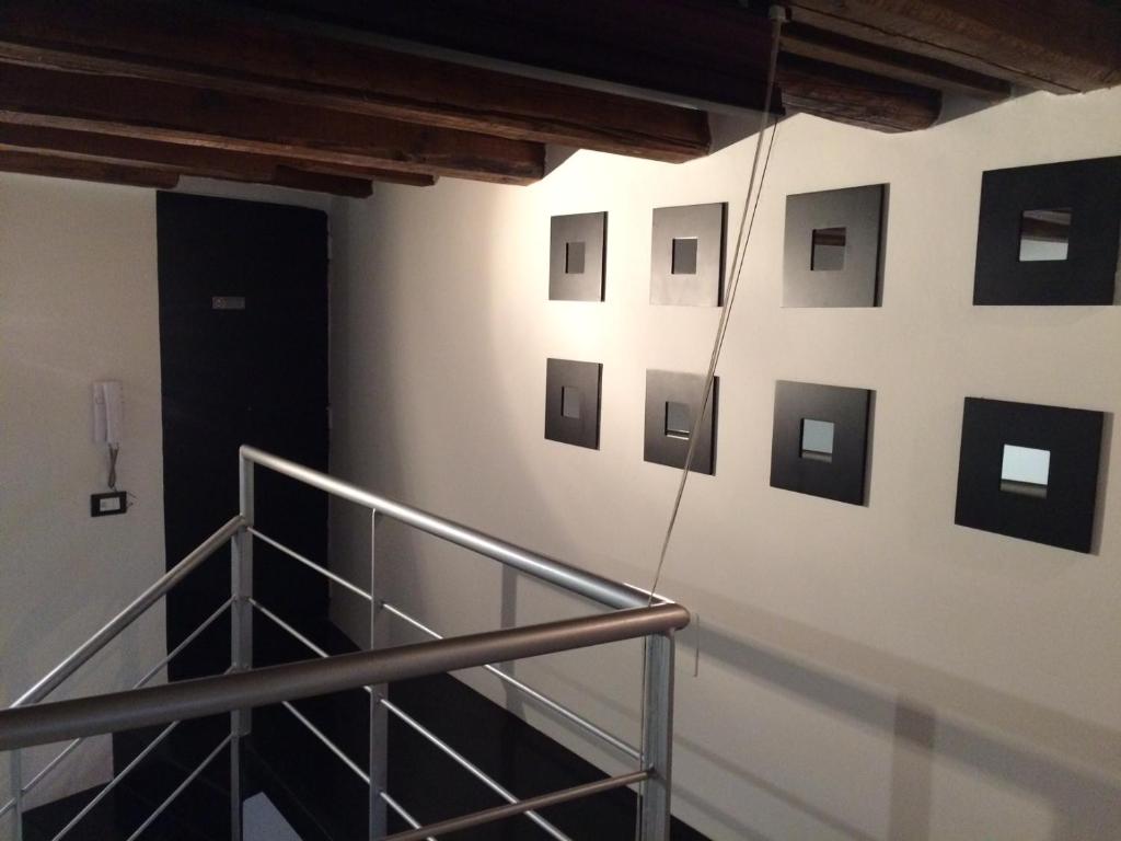 eine Treppe mit Bildern an der Wand eines Gebäudes in der Unterkunft Corsovittorio111 in Palermo