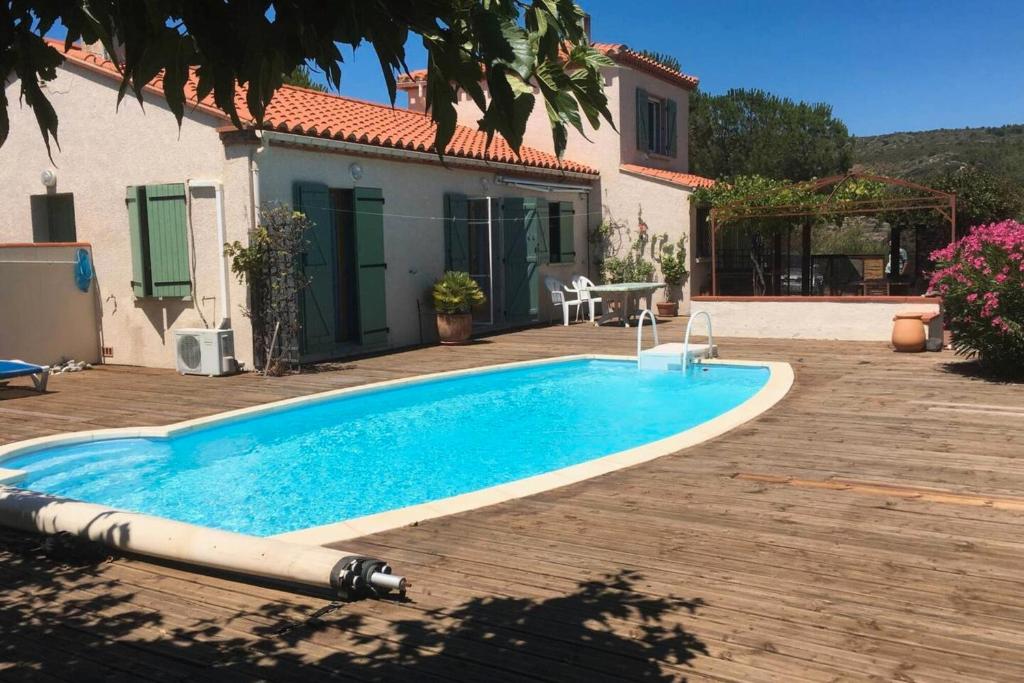 een zwembad voor een huis bij Gîte l'Alba in Latour-de-France