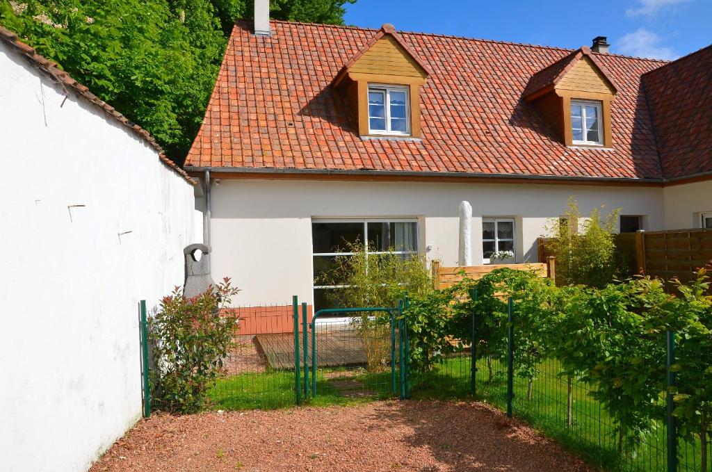 ein Haus mit einem Zaun davor in der Unterkunft Whitley cottage in Condette