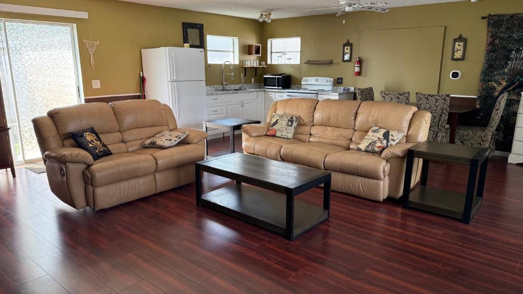 Una sala de estar con dos sofás y una cocina. en LARGE 2bed 1bath Near Beach & Downtown with KING BED, en San Petersburgo