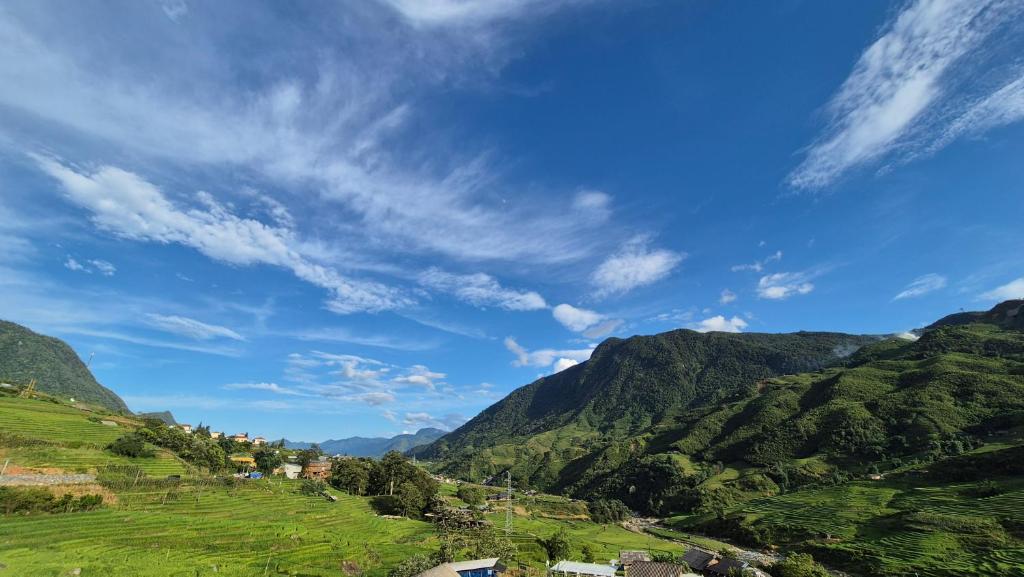 Blick auf ein grünes Tal mit Bergen in der Unterkunft The Zen Garden Sapa in Sa Pa