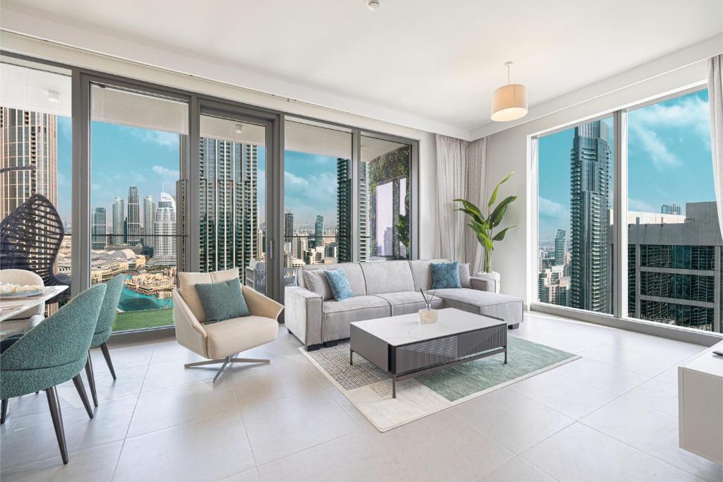 ドバイにあるStunning Downtown 4BR Sky High Luxury Apartment with Fountain Viewsの市街の景色を望むリビングルーム