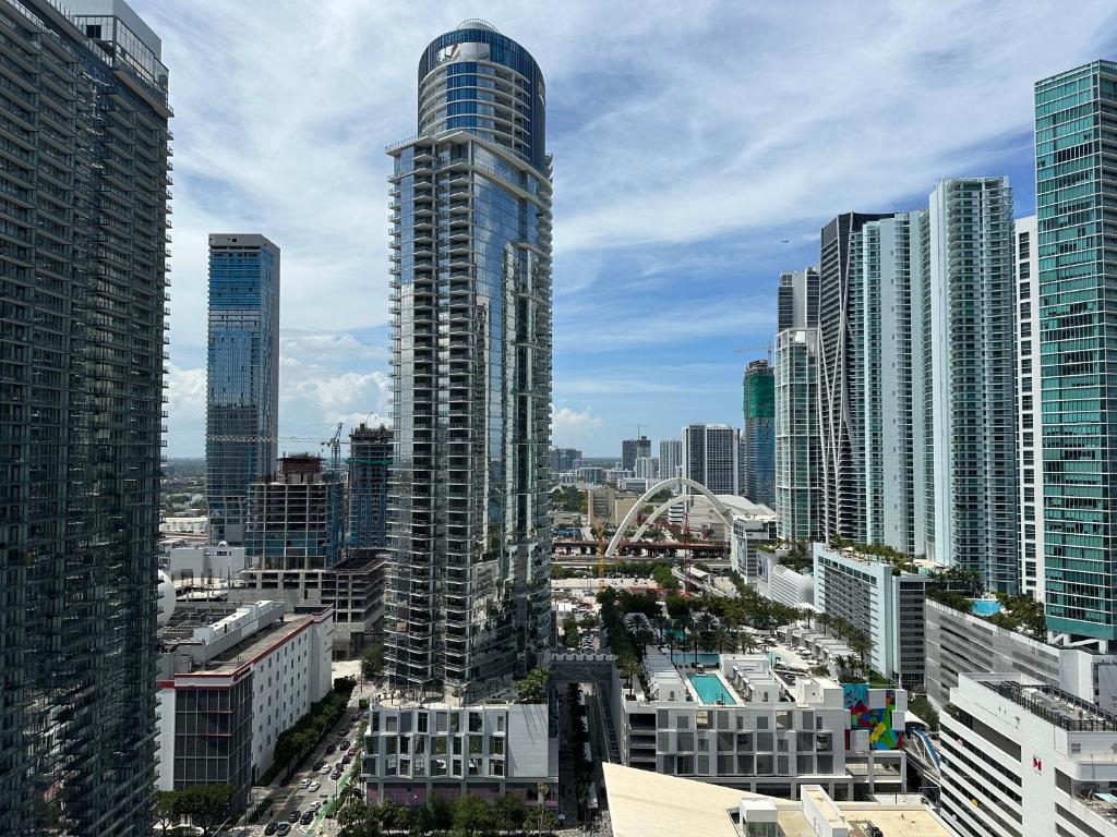 una vista di una città con edifici alti di Modern 2BR-2BA in Downtown a Miami