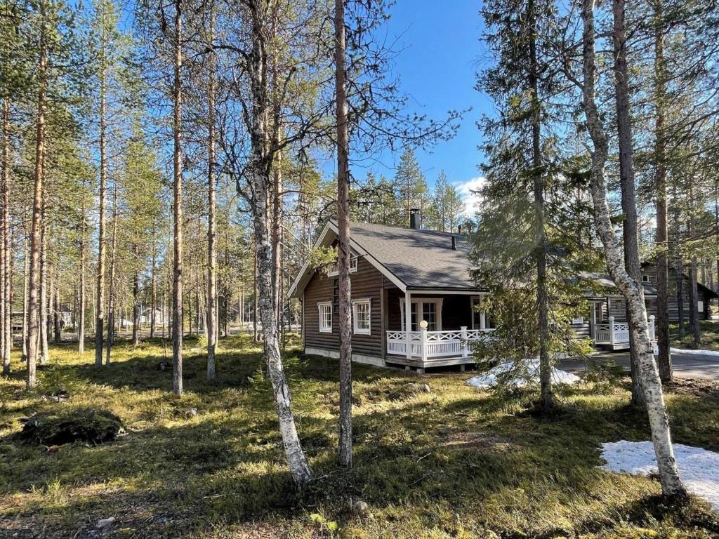 a house in the woods with trees at Holiday Home Ylläsriekko - itätupa by Interhome in Ylläsjärvi