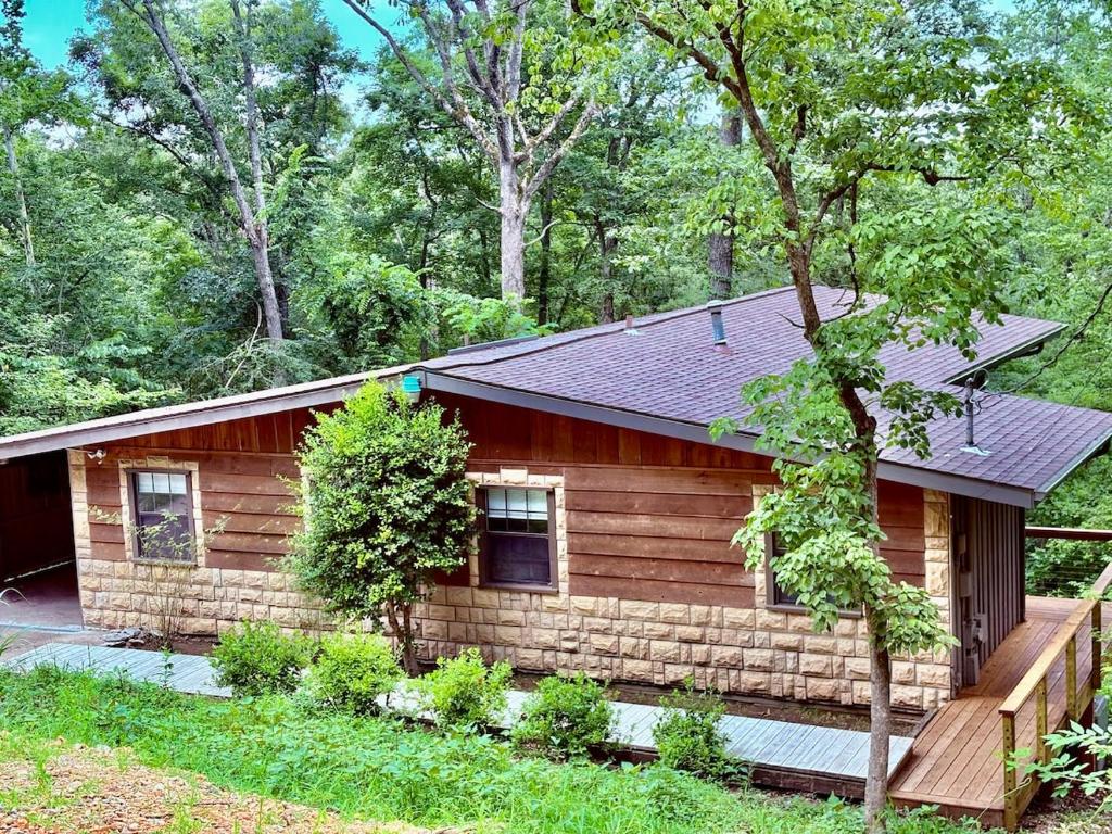 una cabaña de madera en medio del bosque en Modern Mountainside Cabin, en Bella Vista