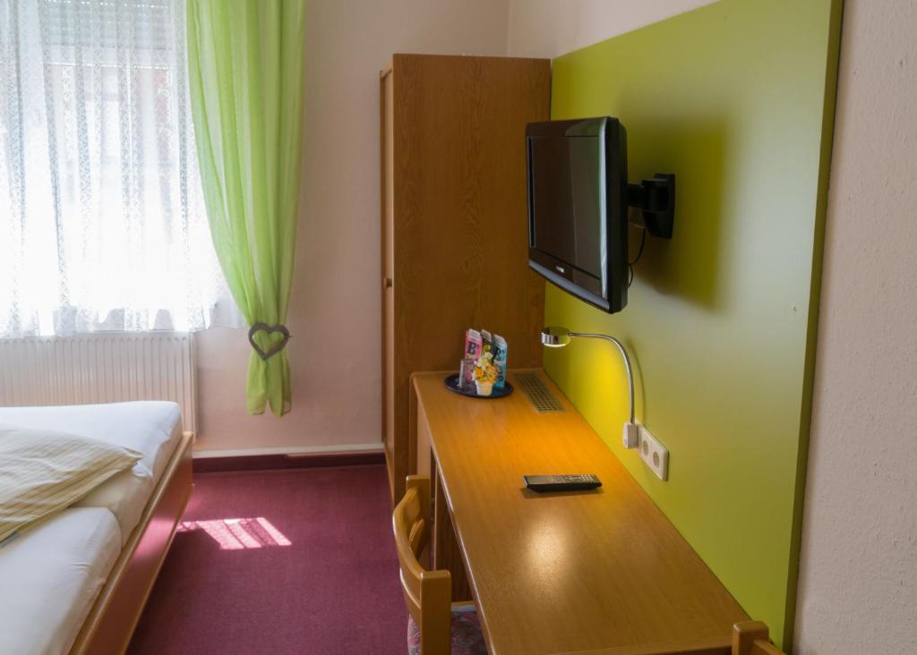 TV a/nebo společenská místnost v ubytování Hotel zur Post in Wurzen