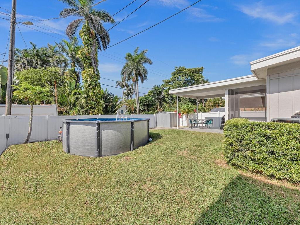 una mesa de ping pong en el patio de una casa en SuperVilla - 3BR/2BA - Pool - Walk to beach, en Hollywood