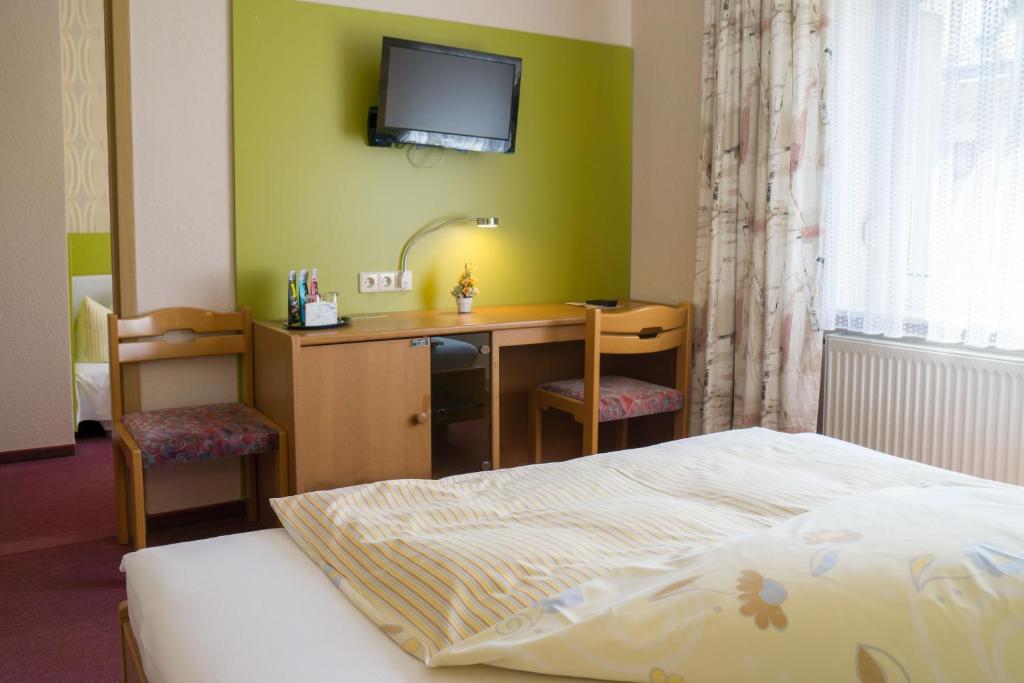 Postel nebo postele na pokoji v ubytování Hotel zur Post in Wurzen