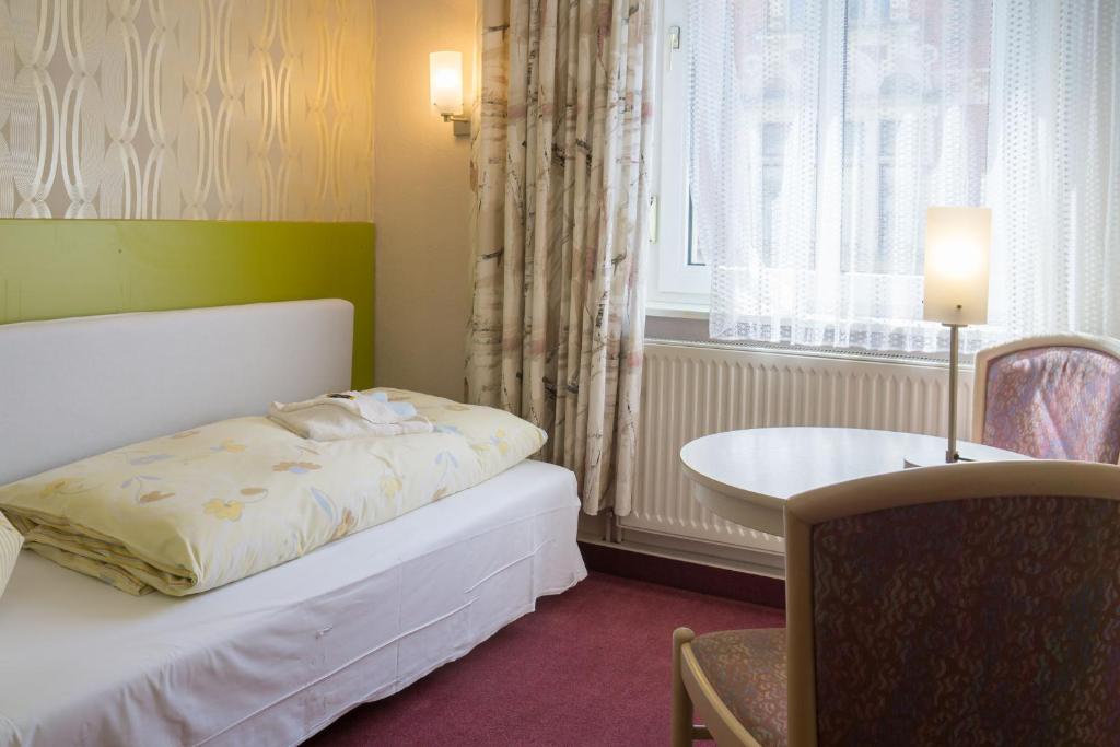 Postel nebo postele na pokoji v ubytování Hotel zur Post in Wurzen
