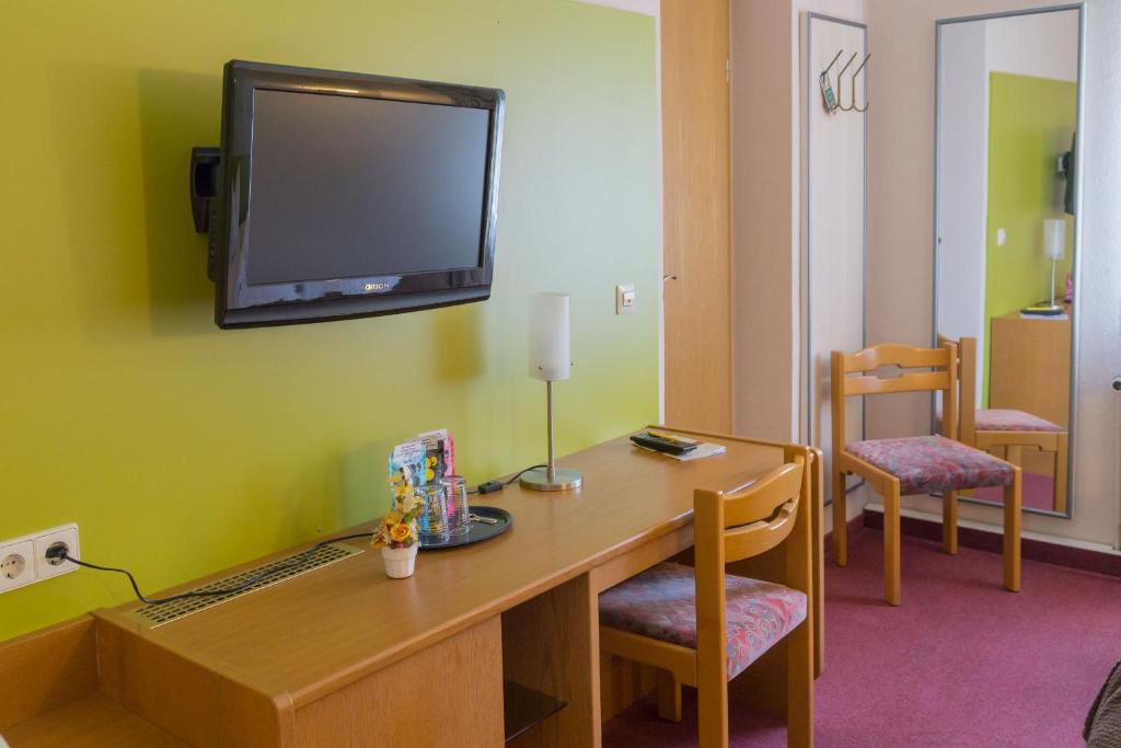 TV a/nebo společenská místnost v ubytování Hotel zur Post in Wurzen