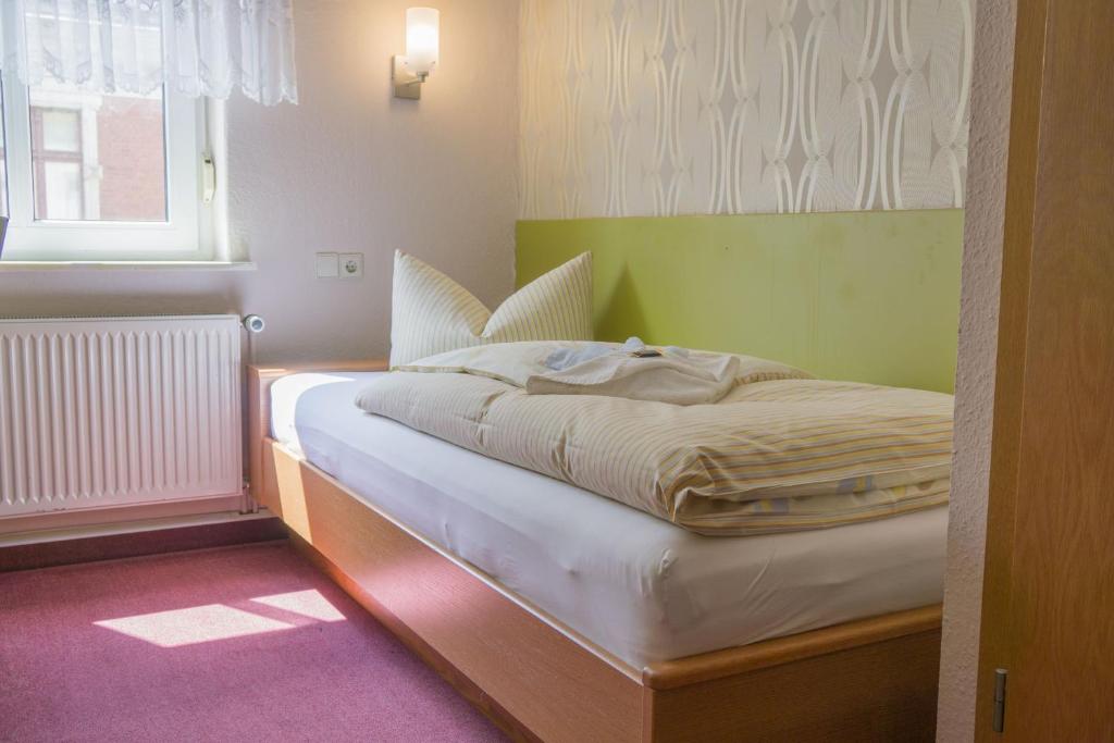 Postel nebo postele na pokoji v ubytování Hotel zur Post in Wurzen