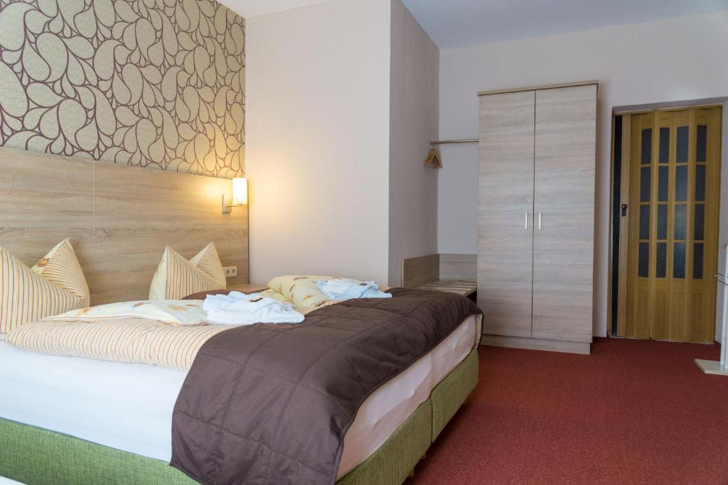 Postel nebo postele na pokoji v ubytování Hotel zur Post in Wurzen