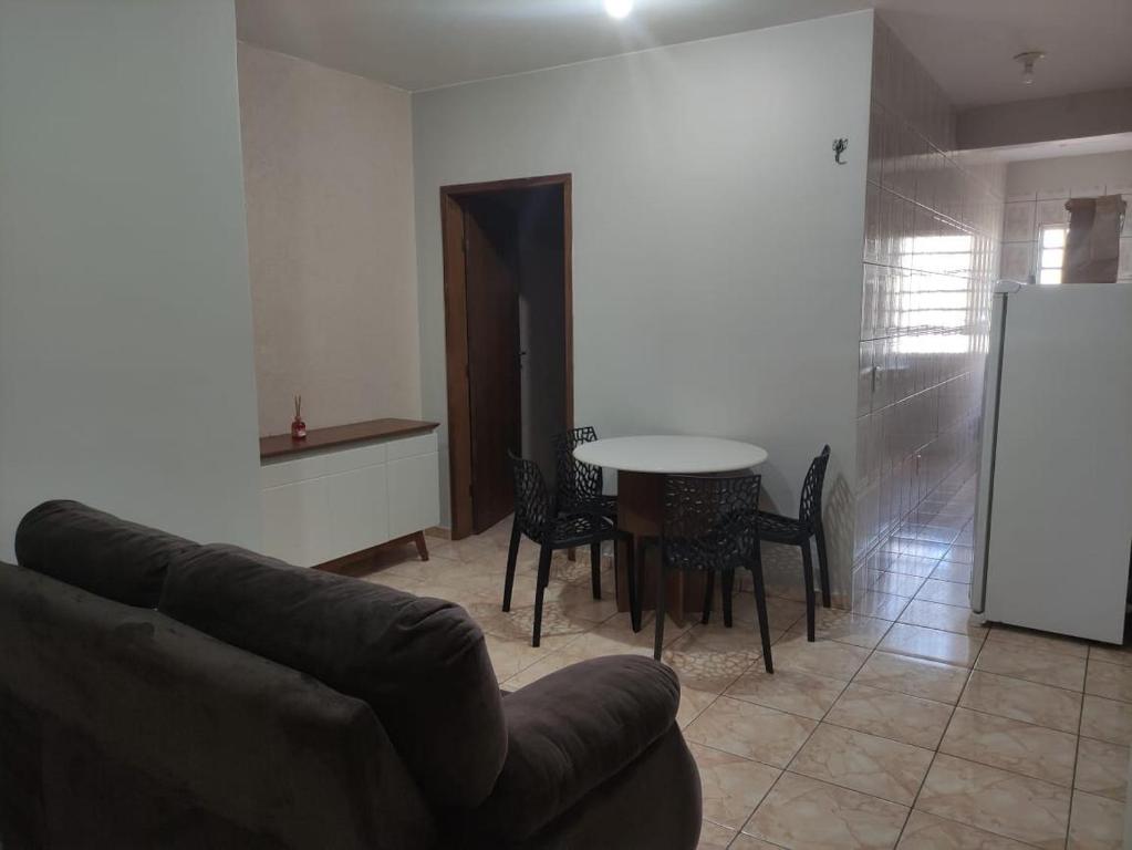 a living room with a couch and a table with chairs at Apartamento bem localizado para até 4 hóspedes in Brasilia