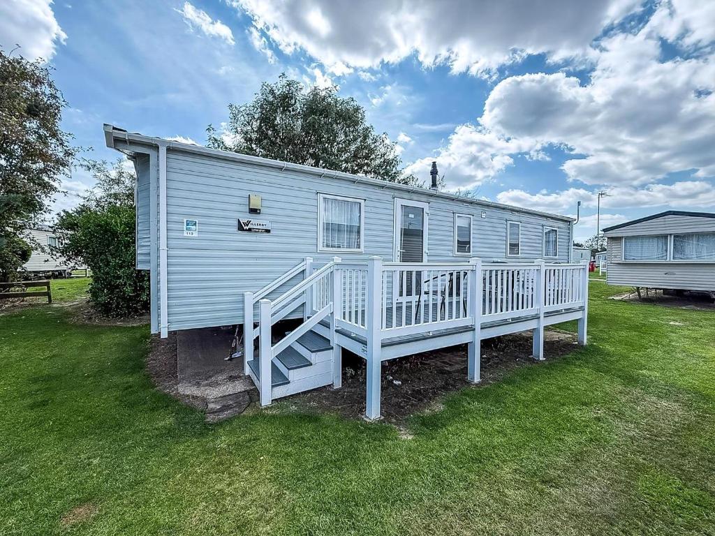 Gallery image of Lovely Caravan With Decking And Outside Furniture At Broadland Sands Ref 20113Bs in Hopton on Sea