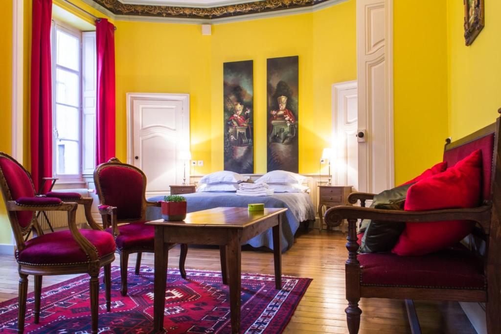um quarto com uma cama, uma mesa e cadeiras em Appartement Le Buffon em Dijon