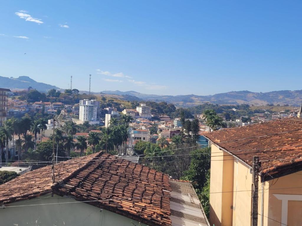 Nespecifikovaný výhled na hory nebo výhled na hory při pohledu z prázdninového domu