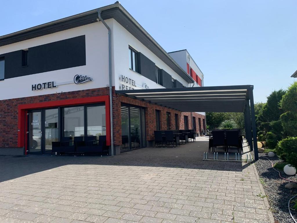 een gebouw met een parkeerplaats ervoor bij Ayhan Hotel in Burgdorf