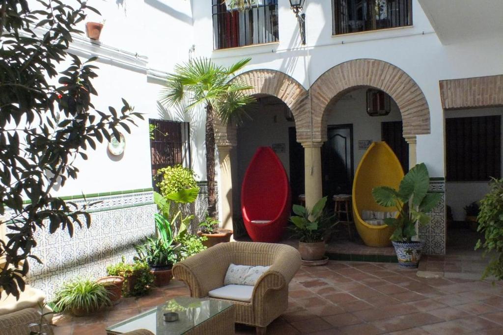 un cortile con tavole da surf sul lato di un edificio di Patio Cordobés a Cordoba