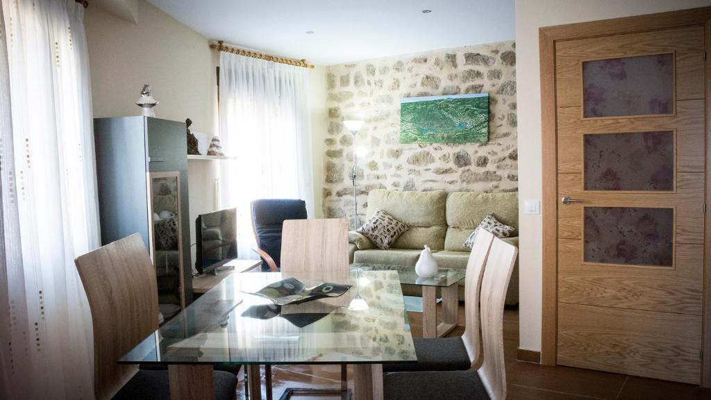 sala de estar con mesa y sofá en Casa Rural El Arco de los Arribes, en Fermoselle