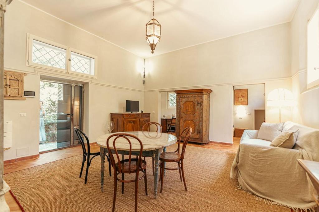 a living room with a table and chairs and a couch at Casa di NOAH in Rome