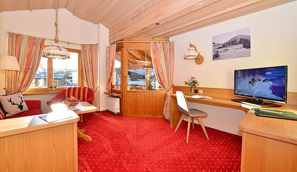 TV a/nebo společenská místnost v ubytování Hotel Jagdhof