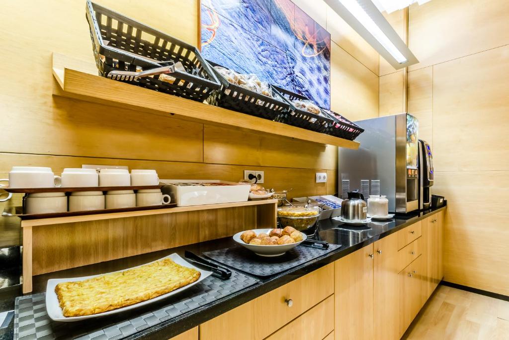Kuchyň nebo kuchyňský kout v ubytování Hotel YIT Ciudad De Zaragoza