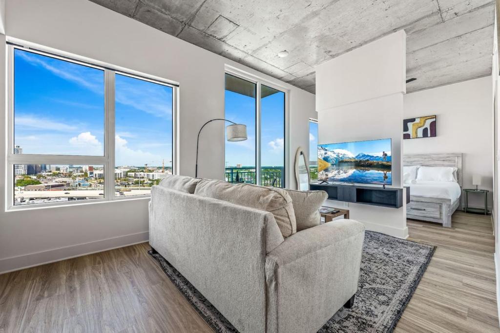 En eller flere senge i et værelse på Stunning Studio - New and Luxury with Free Parking!