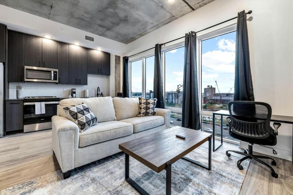 een woonkamer met een bank en een tafel bij Channelside Remote Work Amazing View in Tampa