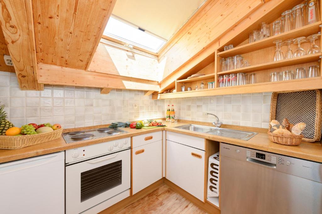 Kuchyň nebo kuchyňský kout v ubytování "Ferienwohnung Ess" - Annehmlichkeiten von 4-Sterne Familien-und Wellnesshotel Viktoria können mitbenutzt werden